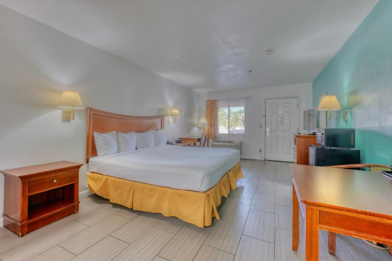 Rio Del Sol Inn Нийдълс Екстериор снимка