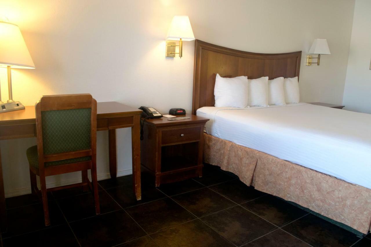 Rio Del Sol Inn Нийдълс Екстериор снимка