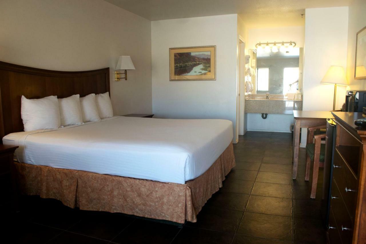 Rio Del Sol Inn Нийдълс Екстериор снимка