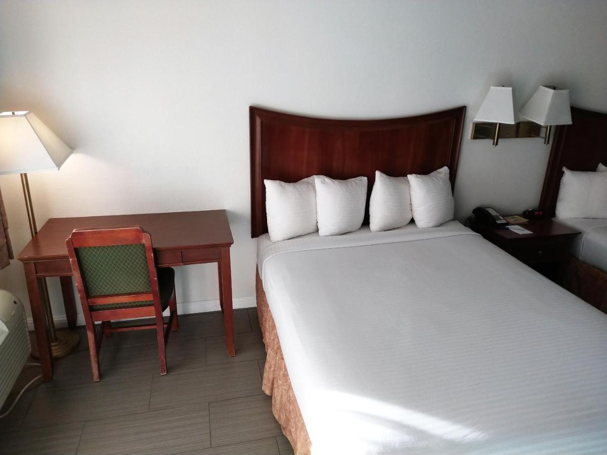 Rio Del Sol Inn Нийдълс Екстериор снимка