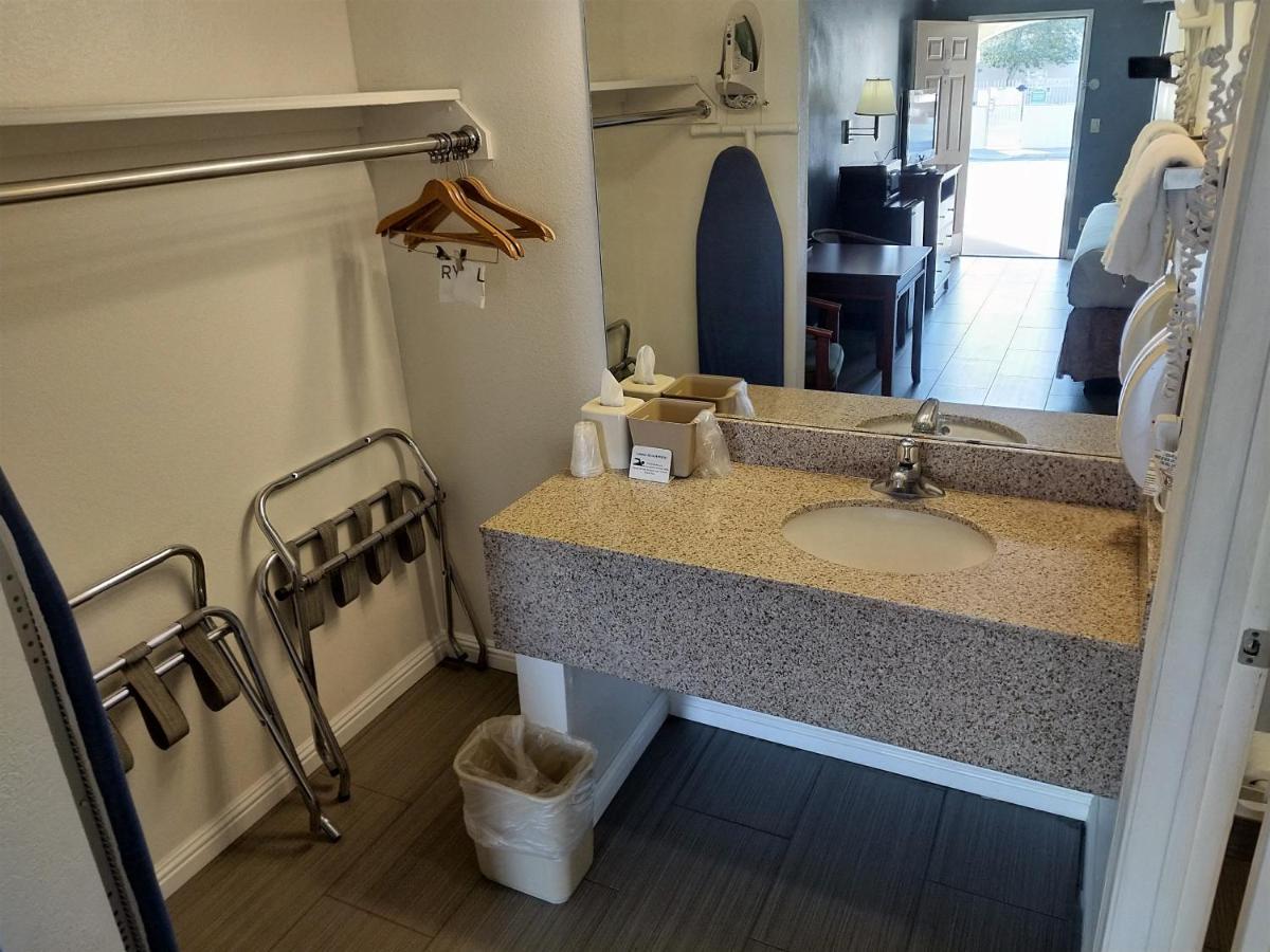 Rio Del Sol Inn Нийдълс Екстериор снимка