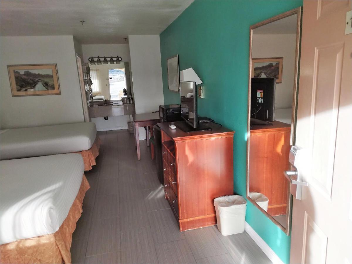 Rio Del Sol Inn Нийдълс Екстериор снимка